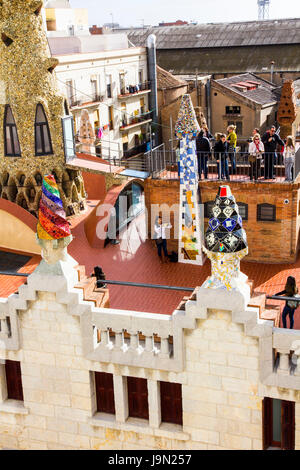 Situato appena fuori Las Ramblas e Palau Guell è un elegante palazzo progettato nel 1886-1888 dal famoso architetto spagnolo Antoni Gaudi. Foto Stock