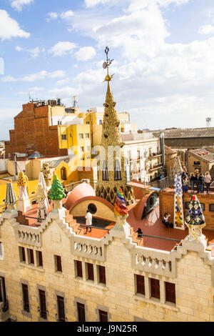 Situato appena fuori Las Ramblas e Palau Guell è un elegante palazzo progettato nel 1886-1888 dal famoso architetto spagnolo Antoni Gaudi. Foto Stock