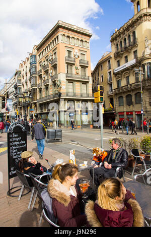 La Rambla -- o Las Ramblas -- è un vivace 1.2km principalmente lungo la passeggiata pedonale, allineato con i caffè, negozi e negozi di fiori in Barcellona, Spagna Foto Stock