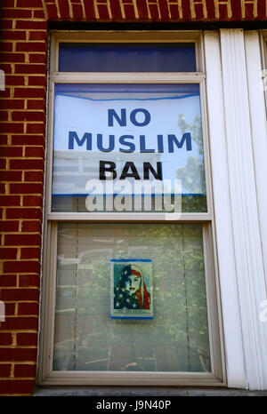 Nessun musulmano divieto poster nella finestra della casa, Baltimore, Maryland, Stati Uniti d'America Foto Stock