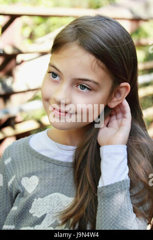 Giovani pre-teen kid con capelli lunghi. Foto Stock