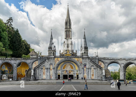 La cattedrale di Notre Dame du Rosaire de Lourdes presso il Santuario di Nostra Signora di Lourdes, Pirenei, Francia. Basilica di Nostra Signora del Rosario Foto Stock