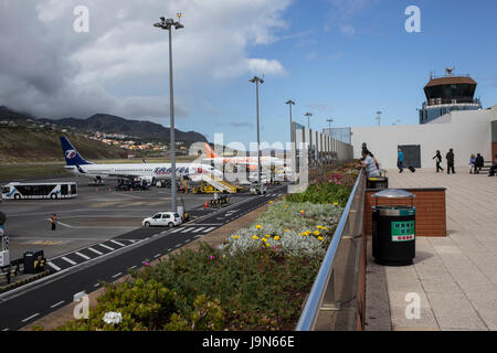 Boeing 737-9GJ dell'aeroporto di Madeira, vicino Fuchal, recentemente rinominato Christiano Ronaldo International Airport Foto Stock