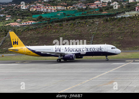 La Monarch Airlines Airbus A321 taxi-ing all aeroporto di Madeira, vicino Fuchal, recentemente rinominato Christiano Ronaldo International Airport Foto Stock