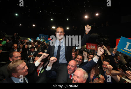 Leo Varadkar celebra come egli è denominato come l'Irlanda è il prossimo Primo ministro dopo i voti per la leadership del Fine Gael party sono state contate nella Mansion House di Dublino. Foto Stock