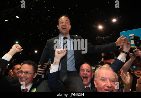 Leo Varadkar celebra come egli è denominato come l'Irlanda è il prossimo Primo ministro dopo i voti per la leadership del Fine Gael party sono state contate nella Mansion House di Dublino. Foto Stock