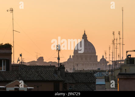 Una calda serata autunnale a Roma, guardando attraverso i tetti dal Quirinale alla Basilica di San Pietro, Roma, Italia, Europa Foto Stock