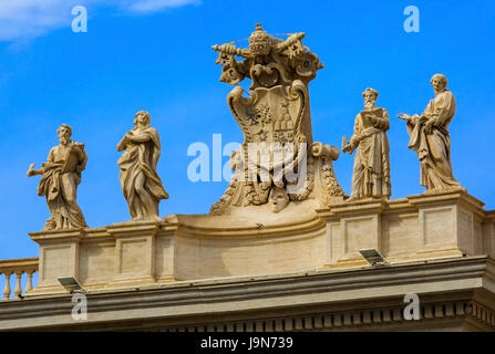 Quattro dei santi e Alessandro VII stemma che adornano il colonades presso il Vaticano, Città del Vaticano, Europa Foto Stock