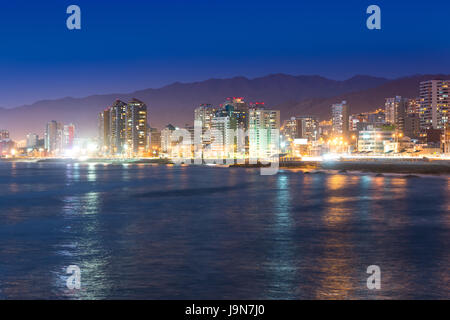 Vista panoramica della costa di Antofagasta, conosciuta come la Perla del Nord e la più grande città della regione mineraria del nord del Cile Foto Stock