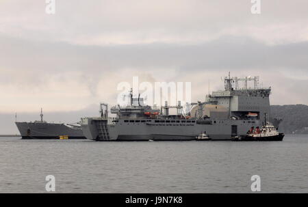 AJAXNETPHOTO. 29 maggio, 2017. PLYMOUTH in Inghilterra. - Nel passaggio - RFA nave appoggio Mounts Bay (sinistra) verso l'esterno legato al mare dal suono passando RFA righello di onda (a destra). Foto:JONATHAN EASTLAND/AJAX REF:D172905 6535 Foto Stock