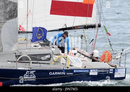 AJAXNETPHOTO. 29 maggio, 2017. PLYMOUTH in Inghilterra. - TRANSAT - OSTAR ENTRATA ILLUMIA SKIPPER DA MICHELE ZAMBELLI (SI). Foto:TONY CARNEY/AJAX REF:TC172905 143 Foto Stock