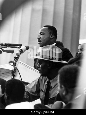 Il dott. Martin Luther King Jr a parlare davanti al Lincoln Memorial il 28 agosto 1963 presso i diritti civili marzo a Washington, dove ha consegnato il suo storico "Ho un sogno" discorso. (Foto di Rowland Scherman)