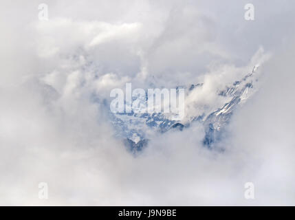 Montagna circondata da nubi. Montare nuvoloso paesaggio in Himalaya. Foto Stock