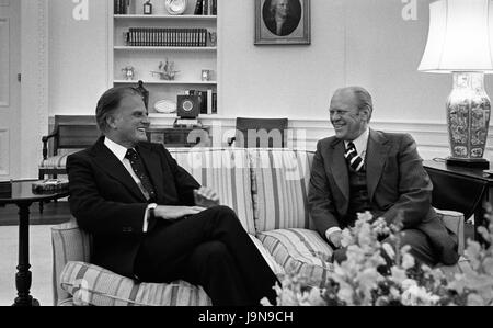 Billy Graham (l) e il presidente statunitense Gerald Ford (r) seduto nell'Ufficio Ovale della Casa Bianca Settembre 22, !976. Foto Stock