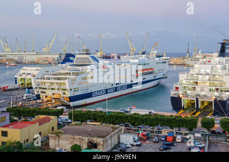 Grandi Navi traghetti veloci sono caricate e scaricate nel porto di Palermo Foto Stock