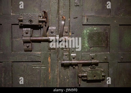 Serrature sulla porta, Hoa Lo Prison Museum, (aka Hanoi Hilton), Hanoi, Vietnam Foto Stock