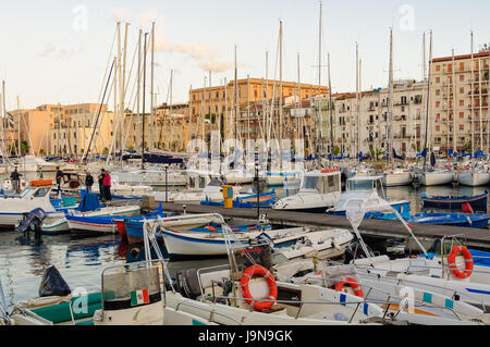 Barche e yacht parcheggiato nel vecchio porto di La Cala Foto Stock