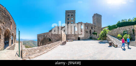 Vista panoramica di Sant Pere de Rodes con un paio di turisti, Girona, Catalogna Foto Stock