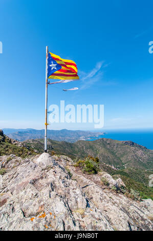 Indipendenza bandiera catalana 'Estelada', vicino a Sant Pere de Rodes, Girona, Catalogna Foto Stock