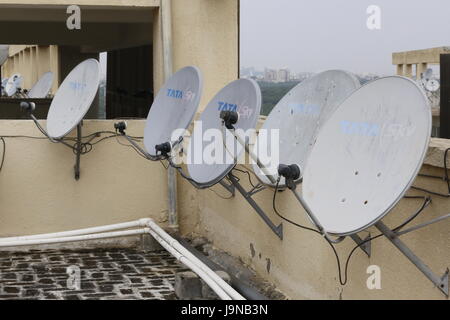 Antenna TV piatti in fila sul tetto del flat Foto Stock