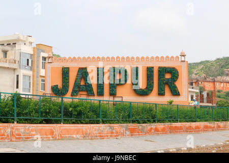 Jaipur (del Rajasthan capitale) il nome della città scritto da erba in entrata della città. Foto Stock