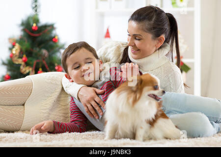 Famiglia con cane a albero di natale Foto Stock