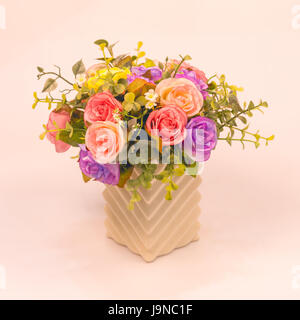 Vintage artificiale fiore rosa in vaso su sfondo bianco Foto Stock