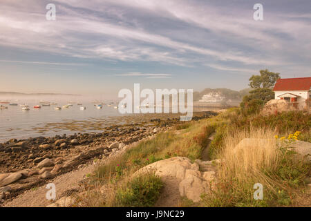 Percorso lungo l'oceano di fronte alla punta orientale faro in Glouchester MA. Foto Stock