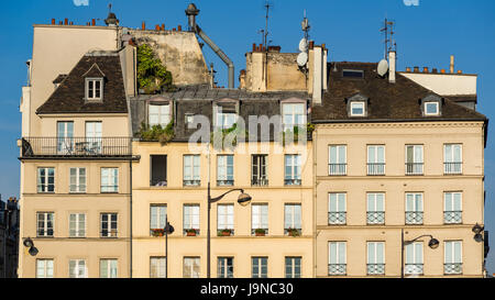 Fila di tipica Parigina della Sponda Sinistra edifici della Sorbona quartiere. Quartiere Latino, 5th Arrondissement, Parigi, Francia Foto Stock