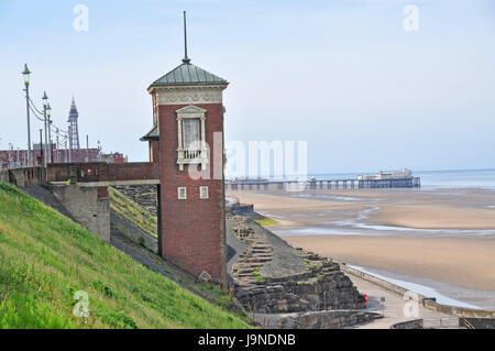 Sollevamento cabina, Blackpool, North Shore per prendere i bagnanti giù alla spiaggia in Epoca Vittoriana Foto Stock