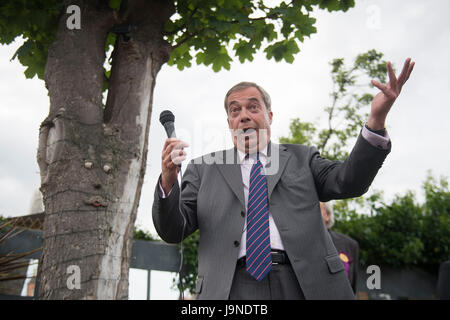 Ex leader dell'UKIP Nigel Farage fa un discorso a Ramsgate durante la campagna elettorale trail nel sud Thanet. Foto Stock