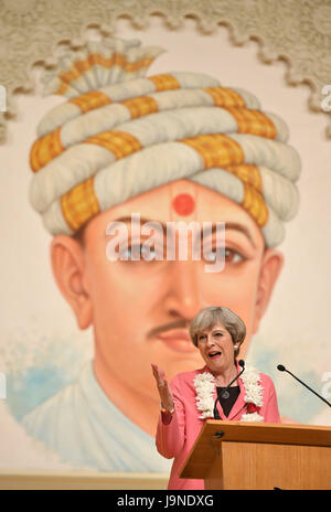 Il primo ministro Theresa Maggio durante la sua visita al tempio indù, BAPS Shri Swaminarayan Mandir, in Neasden, Londra. Foto Stock