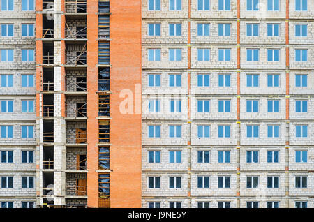 Facciata di un multipiano di edificio residenziale in costruzione Foto Stock