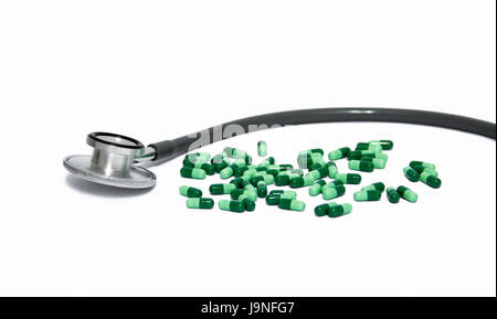 Testa di uno stetoscopio e capsula verde medicina su sfondo bianco Foto Stock