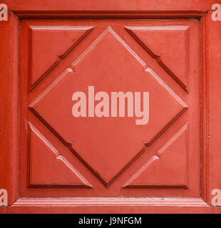 Bella la vernice rossa su legno motivo floreale di porta e finestra interno Foto Stock