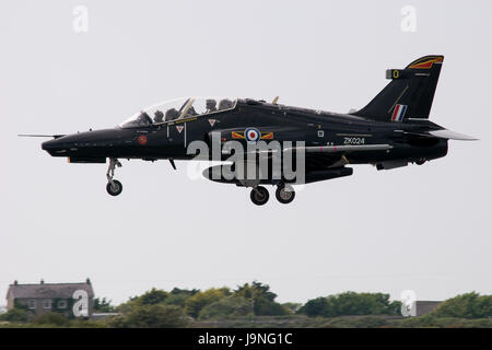 RAF Valley Hawk T2 getto (ZK024) - Anglesey, Galles del Nord. Regno Unito Foto Stock