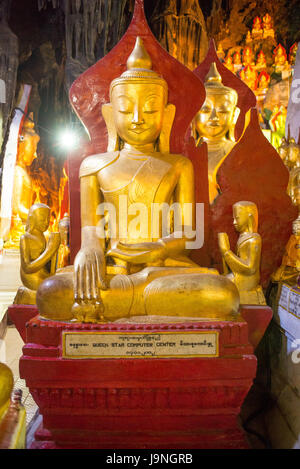 Una statua di Buddha nella grotta di Pindaya, Myanmar. Foto Stock