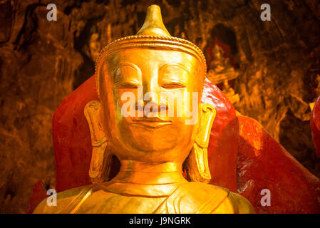 Una statua di Buddha nella grotta di Pindaya, Myanmar. Foto Stock