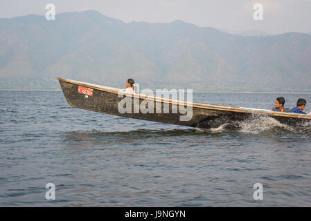 Viaggiare in un motoscafo sul Lago Inle, Myanmar. Foto Stock