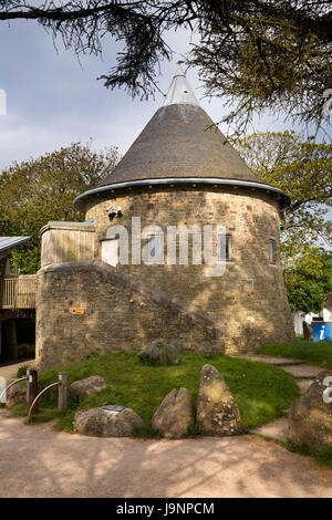 Nel Regno Unito, in Galles, Pembrokeshire, St Davids, Oriel y Parc, cucina e Visitor Center, torre con tetto conico Foto Stock