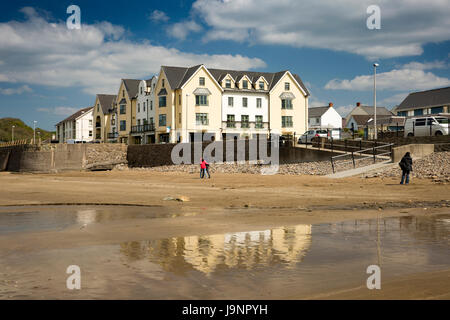 Nel Regno Unito, in Galles, Pembrokeshire, ampia Haven, dipinte in colori pastello edificio fronte mare dalla spiaggia Foto Stock