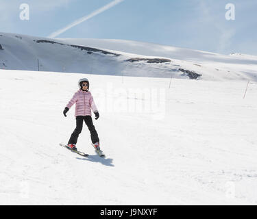 Principiante bambina imparare a sciare Foto Stock