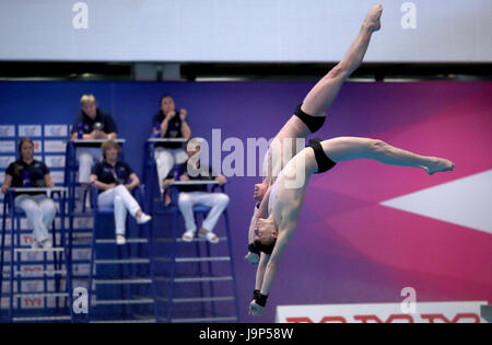 Noè Williams (anteriore) e Matthew Dixon in Uomini 10m Synchro durante il British campionati subacquea presso il Royal Commonwealth Pool, Edimburgo. Foto Stock