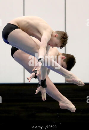 Noè Williams (anteriore) e Matthew Dixon in Uomini 10m Synchro durante il British campionati subacquea presso il Royal Commonwealth Pool, Edimburgo. Foto Stock