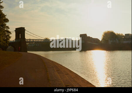 Wilford ponte di sospensione e il fiume Trento all'alba, Victoria Embankment, Nottingham, Nottinghamshire, East Midlands, Inghilterra Foto Stock