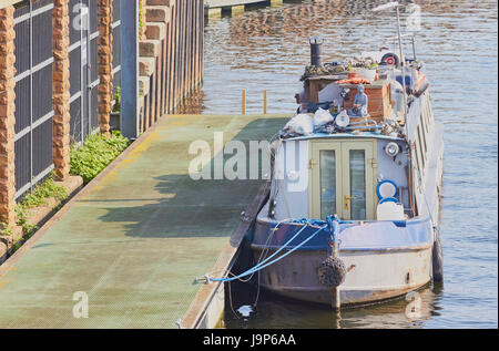 Tetto chiatta coperta con elementi tra cui una statua del Buddha, fiume trent, Nottingham, Nottinghamshire, East Midlands, Inghilterra Foto Stock
