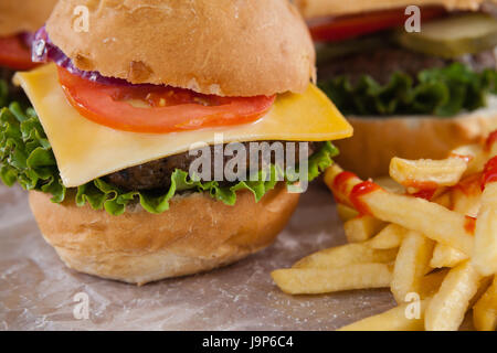 Close-up di snack sulla tavola di legno Foto Stock