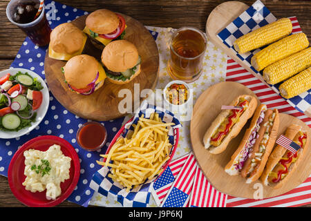 Close-up di hot dog e gli hamburger sul tavolo in legno con 4 luglio tema Foto Stock