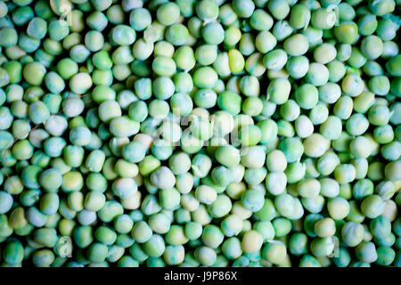 Il pisello è più comunemente i piccoli semi sferica o semi-pod del baccello frutto Pisum sativum. Ogni cialda contiene diversi piselli. Il segnale di PEA POD sono botanic Foto Stock