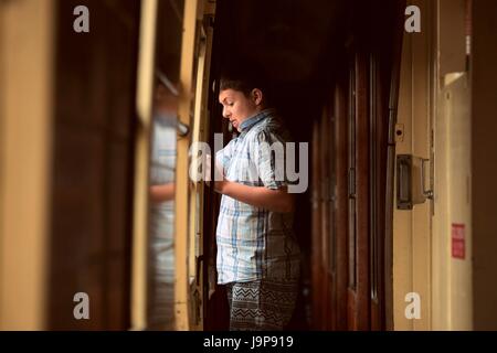 La guerra sulla linea rievocazione storica evento sulla linea di crescione, ragazzo guardando la riflessione in una finestra, metà Hants Railway, Hampshire REGNO UNITO Foto Stock